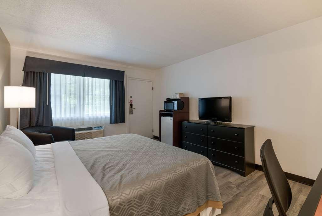 Econo Lodge Auburn Room photo